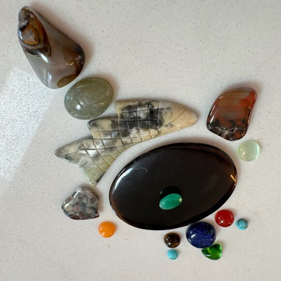 Cabochon and Gemstone Lot with Emerald, Jade, Green Onyx, Agate, and more - Picture 12 of 14